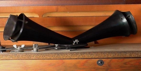 Schwarzes Leslie-Horn auf einem hölzernen Lautsprechergehäuse